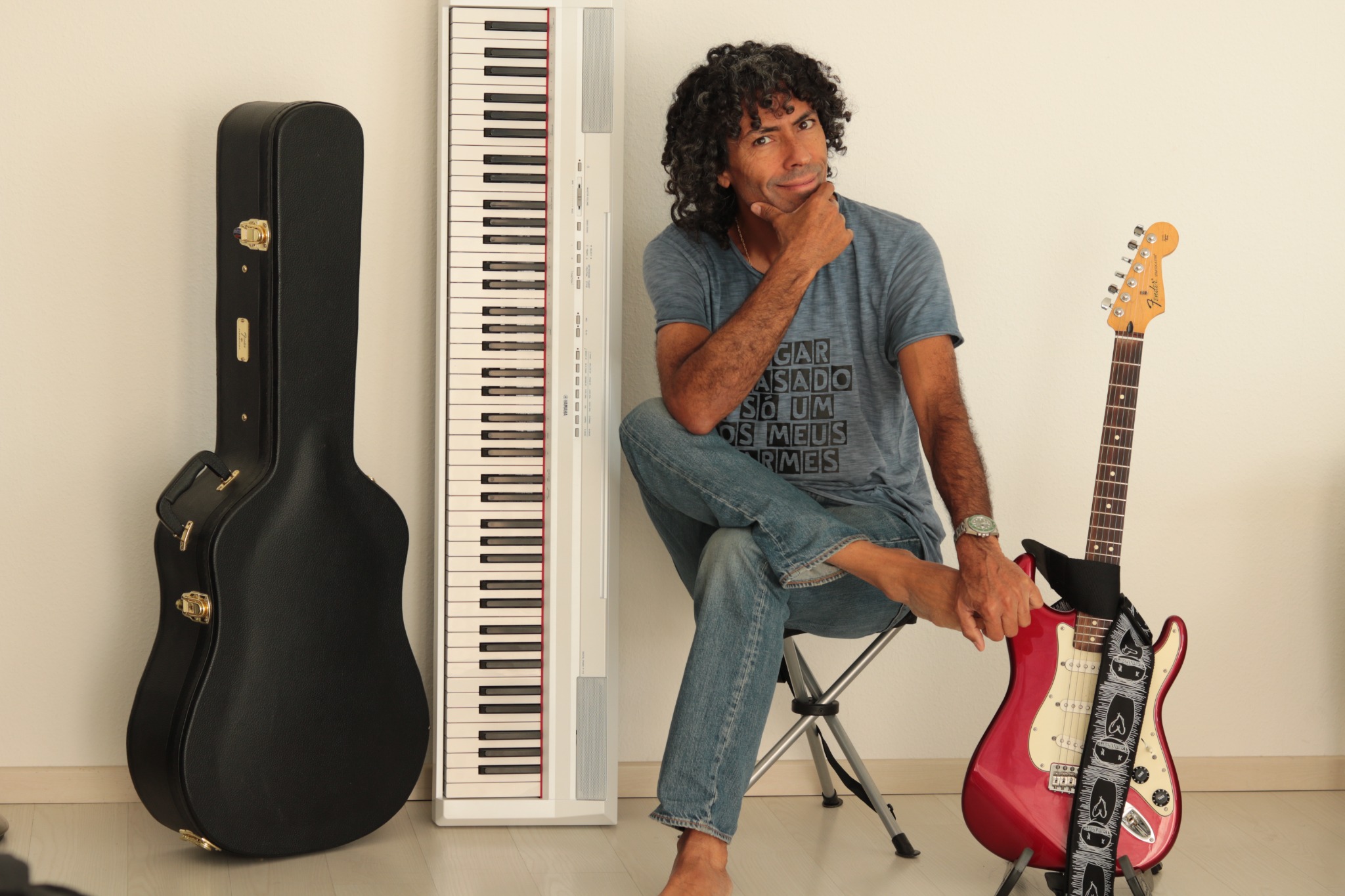Manu de Carvalho avec piano et guitare